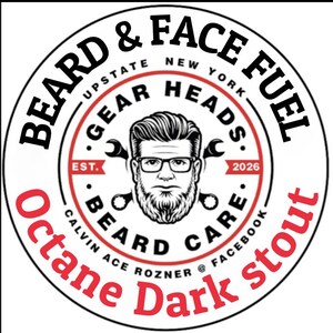 Pu&ograve; includere: Logo circolare con il testo "BEARD & FACE FUEL" e "GEAR HEADS" in nero. Il logo presenta un uomo con occhiali e barba, circondato da chiavi inglesi. Le parole "Octane Dark stout" sono in rosso.