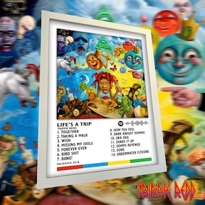 以下が含まれることがあります： Trippie Reddのアルバム「Life's A Trip」のジャケットが描かれた額入りポスター。アートワークには、顔、生き物、シンボルがシュールでカラフルなコラージュとして表現されています。画像の下には、タイトル、アーティスト名、Spotifyコードを含むトラックリストが印刷されています。