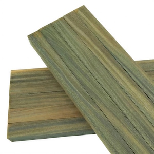 Könnte beinhalten: Eine Sammlung von Holzbrettern mit blau-grünem Farbton. Die Bretter sind in einem geschichteten Muster angeordnet, das die natürliche Holzmaserung zeigt. Das Holz ist etwa 2 cm dick und weist eine Mischung aus hellen und dunklen Tönen auf.