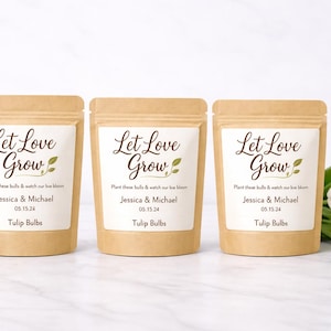 Op de afbeelding: Een set van drie keramische mokken met een gespikkelde, matte afwerking. De mokken zijn in de kleuren crème, lichtgrijs en donkergrijs. Elke mok heeft een eenvoudig, minimalistisch ontwerp, perfect voor koffie of thee.