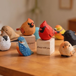 Puede incluir: Un juego de tres tazas de cerámica con un acabado mate moteado. Las tazas son de color crema, gris claro y gris oscuro. Cada taza tiene un diseño simple y minimalista, ideal para café o té.