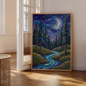 Può includere: Un'opera d'arte a mosaico incorniciata raffigura una scena notturna della foresta. L'opera presenta un fiume che si snoda attraverso una foresta di alti alberi sempreverdi sotto un cielo stellato e una luna crescente. La tavolozza dei colori comprende blu, verdi e viola.