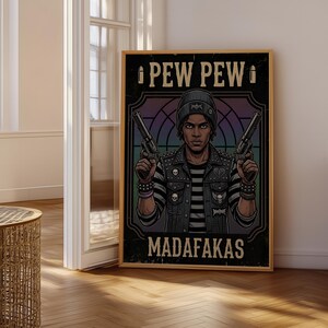 Könnte beinhalten: Ein gerahmtes Poster mit einer stilisierten Illustration einer Person, die zwei Pistolen hält. Die Person trägt eine Mütze, eine nietenbesetzte Jeansweste und ein gestreiftes Hemd. Das Poster trägt die Aufschrift "PEW PEW MADAFAKAS" in fetter Schrift, mit Patronen-Symbolen.