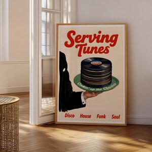 Könnte beinhalten: Ein gerahmtes Poster mit dem Text "Serving Tunes" in Rot, das einen Stapel Schallplatten auf einem grünen Teller zeigt, der von einer Person in einem schwarzen Anzug gehalten wird. Das Poster enthält auch die Wörter "Disco House Funk Soul".
