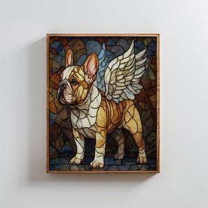 以下が含まれることがあります： 天使の羽を持つフレンチブルドッグを描いた、ステンドグラス風のアートワーク。犬はベージュ、白、茶色の色合いで描かれ、青と茶色のモザイクの背景に配置されています。アートワークは木製のフレームに収められています。