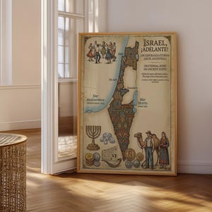 Könnte beinhalten: Ein gerahmter Druck mit einer Karte von Israel mit dekorativen Elementen. Die Karte ist in Braun- und Blautönen gehalten, mit Illustrationen von Menschen, einem Kamel und Münzen. Der Text enthält "ISRAEL, ¡ADELANTE!".