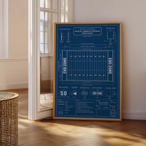 Peut inclure: Une affiche de plan technique encadrée représentant le tracé officiel d'un terrain de football américain avec des lignes blanches sur fond bleu foncé, incluant des mesures détaillées, des marquages de ligne et des spécifications techniques.