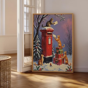 Pode incluir: Uma impressão de arte de parede emoldurada retratando uma cena de inverno com neve e uma caixa de correio vermelha brilhante. Quatro gatos interagem com a caixa e caixas de presente empilhadas verdes e vermelhas. Árvores nuas e pinheiros.