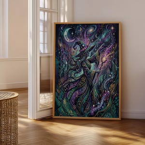 Puede incluir: Impresión artística enmarcada de una bruja mística en un entorno forestal. La obra de arte presenta una paleta de colores de verde azulado, morado y dorado, con elementos celestiales como lunas y estrellas. La bruja está adornada con túnicas detalladas.