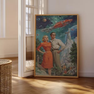 Peut inclure: Une affiche encadrée de style vintage représentant une scène de science-fiction rétro. L'œuvre d'art représente un homme et une femme au premier plan, avec un vaisseau spatial et un paysage futuriste en arrière-plan. La palette de couleurs comprend l'orange, le bleu et le vert.
