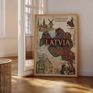 Puede incluir: Un mapa enmarcado de estilo vintage de Letonia, con ilustraciones de monumentos, un molino de viento y figuras tradicionales. El diseño central del mapa destaca la forma del país con una superposición detallada y estampada. La palabra "LATVIA" se muestra de forma destacada.