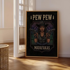 Cuadro decorativo Pew Pew Madafakas - Vaquera africana audaz con pistolas - Arte de estilo western - Estética vintage vanguardista - Perfecto para una decoración única