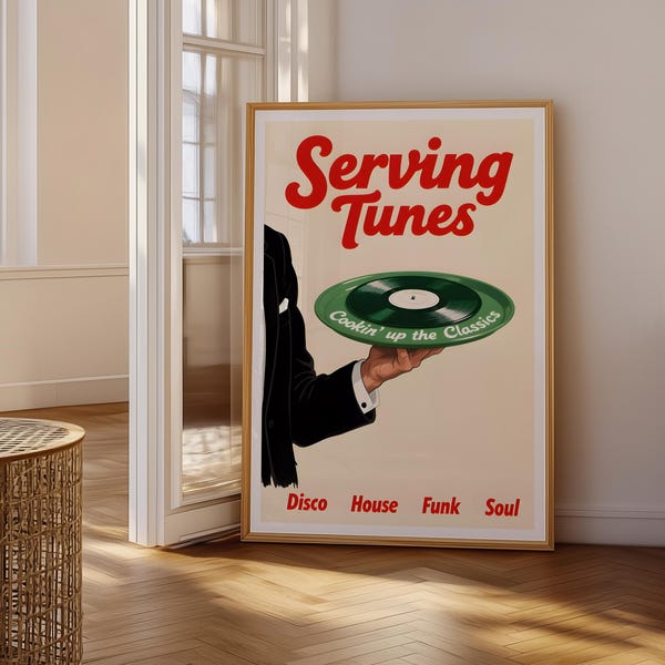 Könnte beinhalten: Gerahmtes Poster mit den roten Worten "Serving Tunes". Eine Hand in einem schwarzen Anzug hält eine grüne Schallplatte. Darunter stehen die Worte "Disco House Funk Soul". Das Poster befindet sich in einem Raum mit Parkettboden.