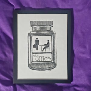 Pode incluir: Desenho a preto e branco emoldurado de um frasco de comprimidos com as palavras "the office" no rótulo. O rótulo também apresenta figuras de pau de uma pessoa em pé e uma pessoa sentada numa secretária.