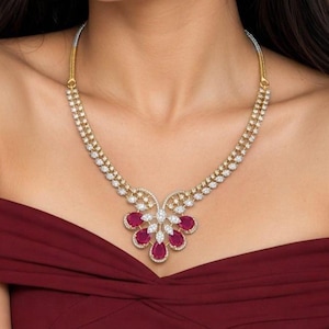 Set da sposa ROZ-123 con collana e orecchini di cristallo vistosi, in zirconi rosso rubino e placcatura in oro.