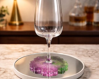 Einzigartiges Weinglas mit rosa und grüner Blütenbasis