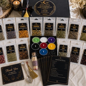 Peut inclure: Un kit de démarrage pour herbes de sorcellerie comprenant une boîte noire, seize sachets transparents d'herbes séchées étiquetés avec des noms comme Armoise et Lavande, neuf bougies chauffe-plat colorées, un flacon d'allumettes et une carte de rituel.