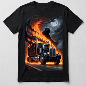 Puede incluir: Camiseta negra con una ilustración digital de un camión en llamas, una figura de la Muerte y un fondo de cielo oscuro y nublado. El texto "SKULLHAUL APPAREL" está en la parte inferior.