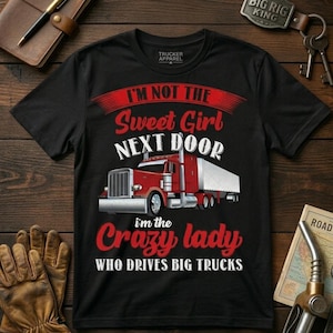 Puede incluir: Una taza de cerámica blanca con un asa negra y el texto "But First, Coffee" en negro, con una fuente de estilo manuscrito. La taza está sobre una superficie blanca.