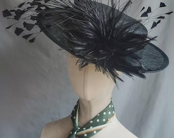 Elegante sombrero de cóctel negro de copa plana con plumas para el Derby de Kentucky, la iglesia, Ascot Royal, fiesta de té y jardín, fiesta de bodas, día de carreras.