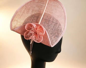 Elegante cappello in sinamay stile francese con falda laterale / Fascia per capelli rosa da sera / Fascinator, accessorio per capelli ideale per matrimoni e tea party.
