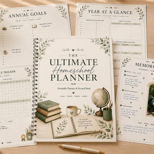 Può includere: Un pianificatore per l'istruzione domiciliare con rilegatura a spirale intitolato The Ultimate Homeschool Planner con illustrazioni botaniche. Le pagine circostanti includono obiettivi annuali, una panoramica dell'anno, un registro delle presenze e una pagina dei ricordi.