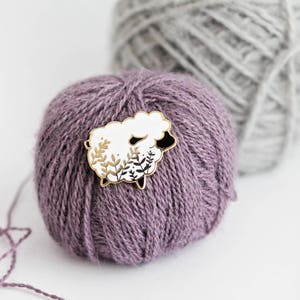 Little Sheep - Gold Plated Hard Enamel Pin Knitters Flair