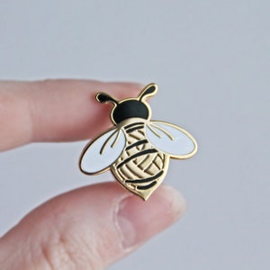 Woolly Bee - Gold Plated Hard Enamel Pin Knitters Flair