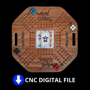 Puede incluir: Tablero de juego Sensei's Jackaro de madera con una ranura central para cartas y diseños tribales decorativos. El tablero presenta agujeros numerados y piezas de juego de colores. El texto "CNC DIGITAL FILE" se muestra en la parte inferior.
