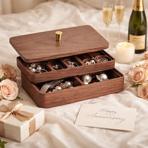 Può includere: Una tazza di ceramica bianca con manico nero e la scritta "But First, Coffee" in grassetto nero. La tazza è posta su uno sfondo sfocato. La tazza misura circa 10 cm di altezza.