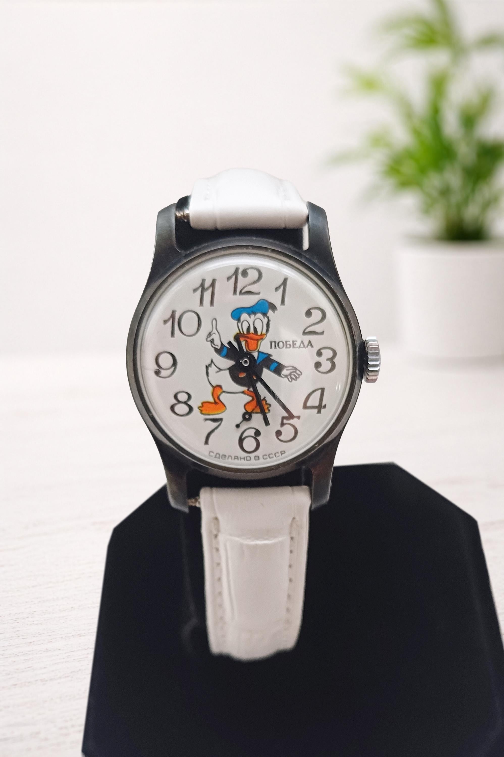 Vintage Donald Duck Watch with Black Strap, needs new band Vintage Disney Donald Duck Gold Tone Wristwatch with Black  main image 2