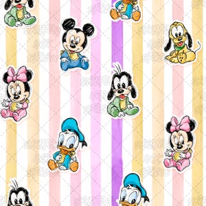 Op de afbeelding: Een herhalend patroon met cartoon-babyfiguren, waaronder Mickey Mouse, Minnie Mouse, Donald Duck, Goofy en Pluto. De figuren zijn in een schetsstijl weergegeven tegen een achtergrond van verticale strepen in pastelgeel en roze.