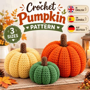 Op de afbeelding: Drie gehaakte pompoenen in geel, groen en oranje met bruine steeltjes. De tekst luidt Crochet Pumpkin PATTERN, 3 SIZES, IN ENGLISH, EN ESPAÑOL en AUF DEUTSCH. De pompoenen staan op een ondergrond met herfstbladeren en bessen.