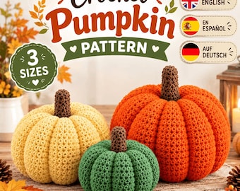 Op de afbeelding: Drie gehaakte pompoenen in geel, groen en oranje met bruine steeltjes. De tekst luidt Crochet Pumpkin PATTERN, 3 SIZES, IN ENGLISH, EN ESPAÑOL en AUF DEUTSCH. De pompoenen staan op een ondergrond met herfstbladeren en bessen.