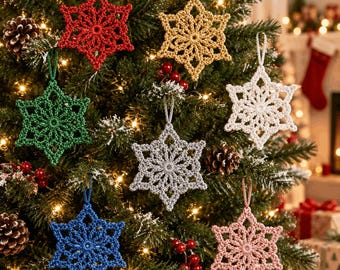 Op de afbeelding: Een verzameling van zeven gehaakte sneeuwvlokornamenten in rood, goud, groen, wit, zilver, blauw en roze. Elk zespuntig stervormig ornament heeft ingewikkelde opengewerkte patronen en is voorzien van een bijpassend lusje om op te hangen.