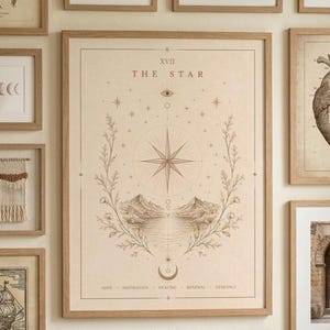 Può includere: Una collezione di stampe artistiche incorniciate, con illustrazioni botaniche, disegni celesti e ritratti, disposte sopra un letto con biancheria da letto dai toni neutri. Le cornici sono in legno chiaro.