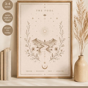 Puede incluir: Impresión enmarcada de una carta del tarot beige con el texto "THE FOOL". La obra de arte incluye un camino hacia montañas, elementos florales y símbolos celestiales. El marco es de color marrón claro. La impresión está etiquetada como "3:4 Ratio", "High Quality Print" y "Ready to Hang".