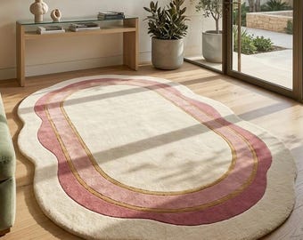 手織りウールラグ｜スカラップ模様のクリーム、ピンク、ゴールドの縁取り｜モダンなデンマーク製パステルカーペット