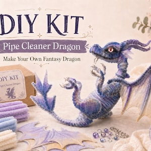 Może przedstawiać: Zestaw DIY do tworzenia smoka z drucików kreatywnych. Obraz przedstawia gotową rzeźbę smoka w odcieniach niebieskiego i fioletowego, wraz z zawartością zestawu: drucikami kreatywnymi, skrzydłami i pudełkiem z napisem "DIY KIT Pipe Cleaner Dragon". Widoczny jest również tekst "Make Your Own Fantasy Dragon".