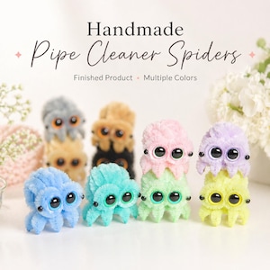 Op de afbeelding: Handgemaakte pijpenrager spinnen in verschillende kleuren, waaronder blauw, turquoise, roze en geel. Elke spin heeft grote wiebelogen en een zachte, fuzzy textuur. De tekst op de afbeelding luidt "Handmade Pipe Cleaner Spiders, Finished Product, Multiple Colors."