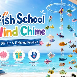 Peut inclure: Un carillon éolien composé d'un cadre circulaire bleu avec de nombreux petits poissons en peluche colorés suspendus à des fils transparents. Le texte indique Fish School Wind Chime, DIY Kit & Finished Product, Cute Ocean Decor, Gift Idea, Handmade Craft.