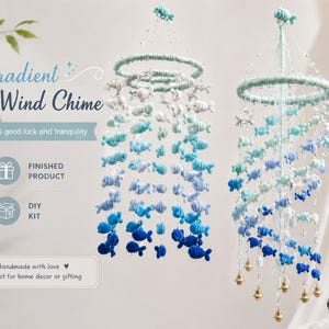 Op de afbeelding: Twee handgemaakte viswindgongen met een verloop van blauwe en witte vissen. De tekst luidt "Gradient Fish Wind Chime" en "Brings good luck and tranquility". De windgongen zijn afgewerkte producten, perfect voor woondecoratie of als cadeau.