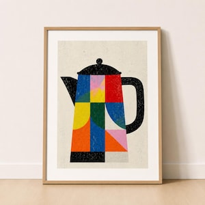 Può includere: Stampa artistica incorniciata con un colorato design geometrico di una caffettiera. La caffettiera è nera con un corpo composto da varie forme in rosso, blu, giallo, arancione e rosa. Lo sfondo è beige chiaro.