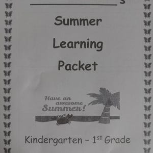 Könnte beinhalten: Ein gedrucktes Sommer-Lernpaket für Kindergarten - 1. Klasse. Das Design umfasst eine Palme, eine Krabbe und den Text "Have an awesome Summer!". Der Rand ist mit Schmetterlingsillustrationen verziert.