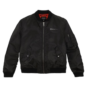 Puede incluir: Chaqueta bomber negra con cierre de cremallera, pu&ntilde;os y cuello acanalados. La chaqueta tiene un peque&ntilde;o bolsillo en la manga izquierda y un parche con el logo en el pecho. El forro interior es rojo. La marca "AVIREX" es visible.