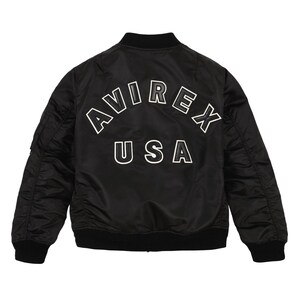 Puede incluir: Chaqueta bomber negra con el texto "AVIREX USA" en letras blancas en la espalda. La chaqueta tiene cuello, pu&ntilde;os y dobladillo de canal&eacute;. El material es brillante y acolchado.
