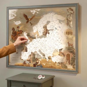 Pode incluir: Um mapa de parede emoldurado da Europa com uma paleta de cores suaves e ilustrações de figuras clássicas, animais e elementos arquitetónicos. O mapa apresenta nomes de países e detalhes geográficos, realçados por motivos artísticos.