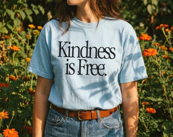Chemise Comfort Colors® Kindness is free - T-shirt inspirant minimaliste - Chemise citation positive - T-shirt graphique esthétique