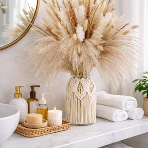 Peut inclure: Ensemble de trois mugs en céramique avec une finition mate et mouchetée. Les tasses sont de couleur crème, gris clair et gris foncé. Chaque mug a un design simple et minimaliste.