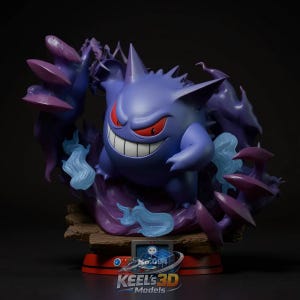 Könnte beinhalten: Eine lila Gengar-Figur mit roten Augen und einem breiten Grinsen, umgeben von lila und blauen Energieeffekten. Der Sockel zeigt den Text "No. 094" und "KEEL'S 3D MODELS". Die Figur steht vor einem dunklen Hintergrund.
